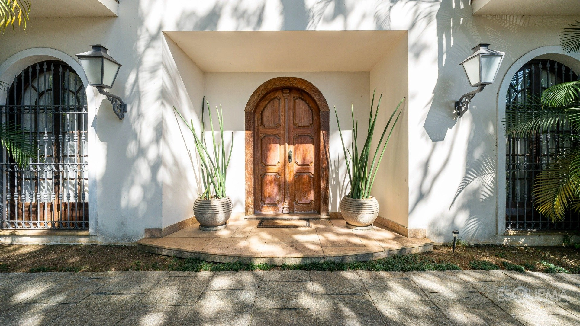 Casa em rua fechada com arquitetura colonial - Imagem 4