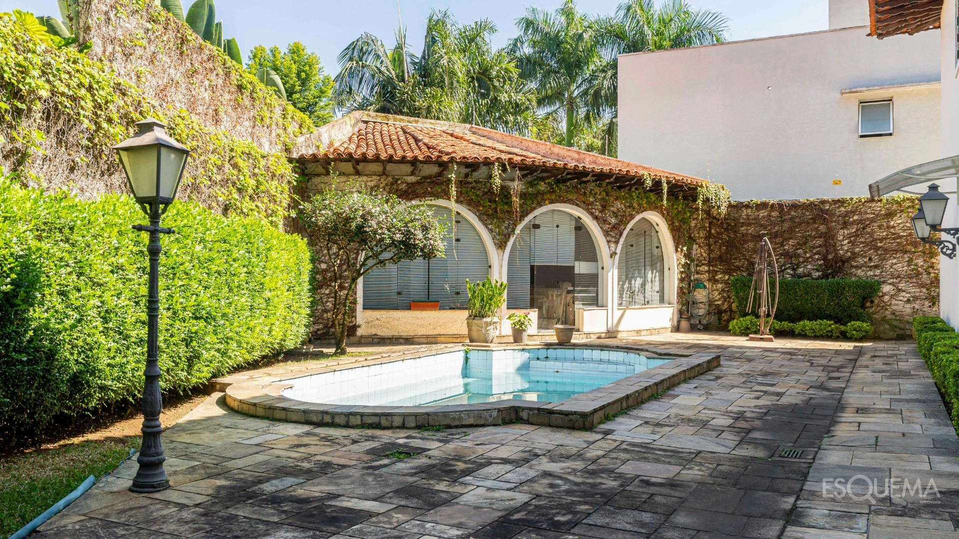 Casa em rua fechada com arquitetura colonial - Imagem 6