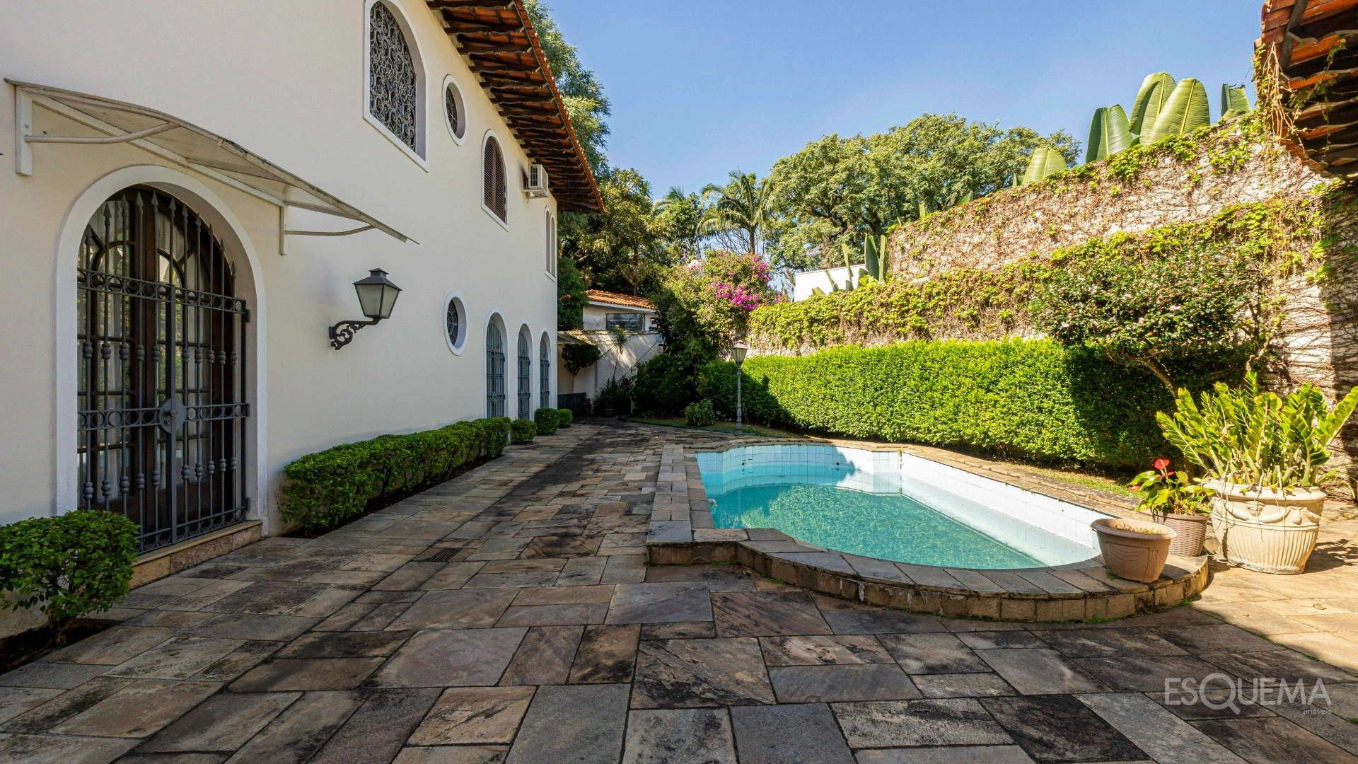 Casa em rua fechada com arquitetura colonial - Imagem 7