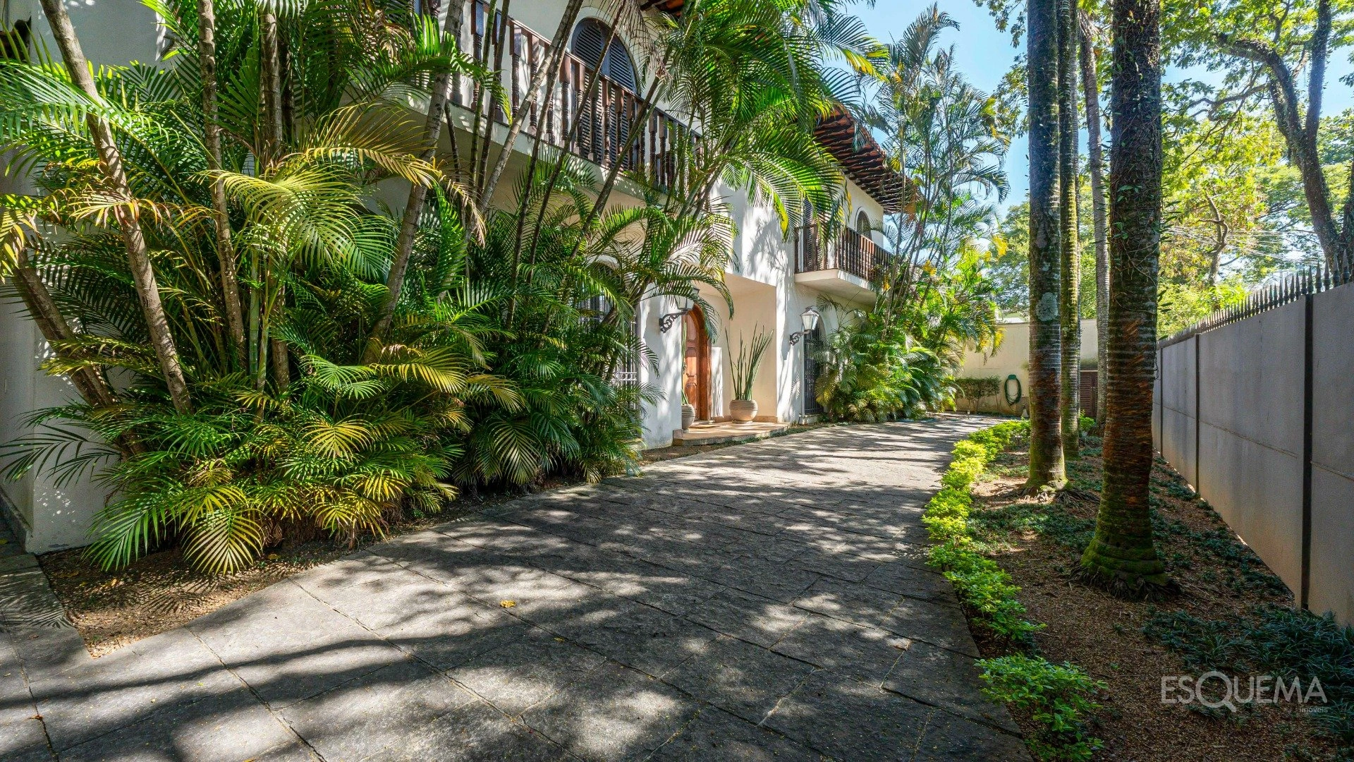 Casa em rua fechada com arquitetura colonial - Imagem 9