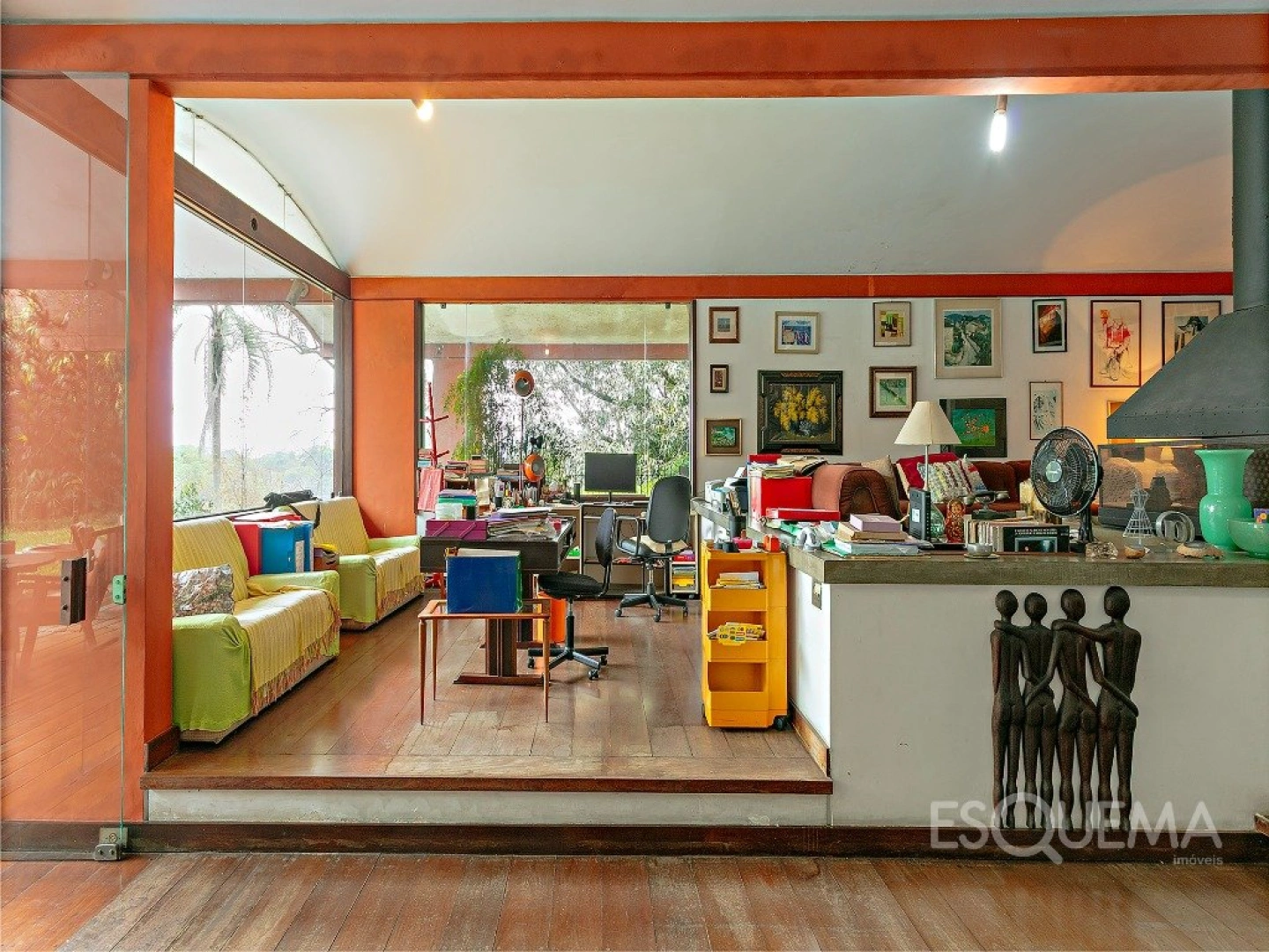 Casa cercada por verde em rua tranquila - Imagem 10