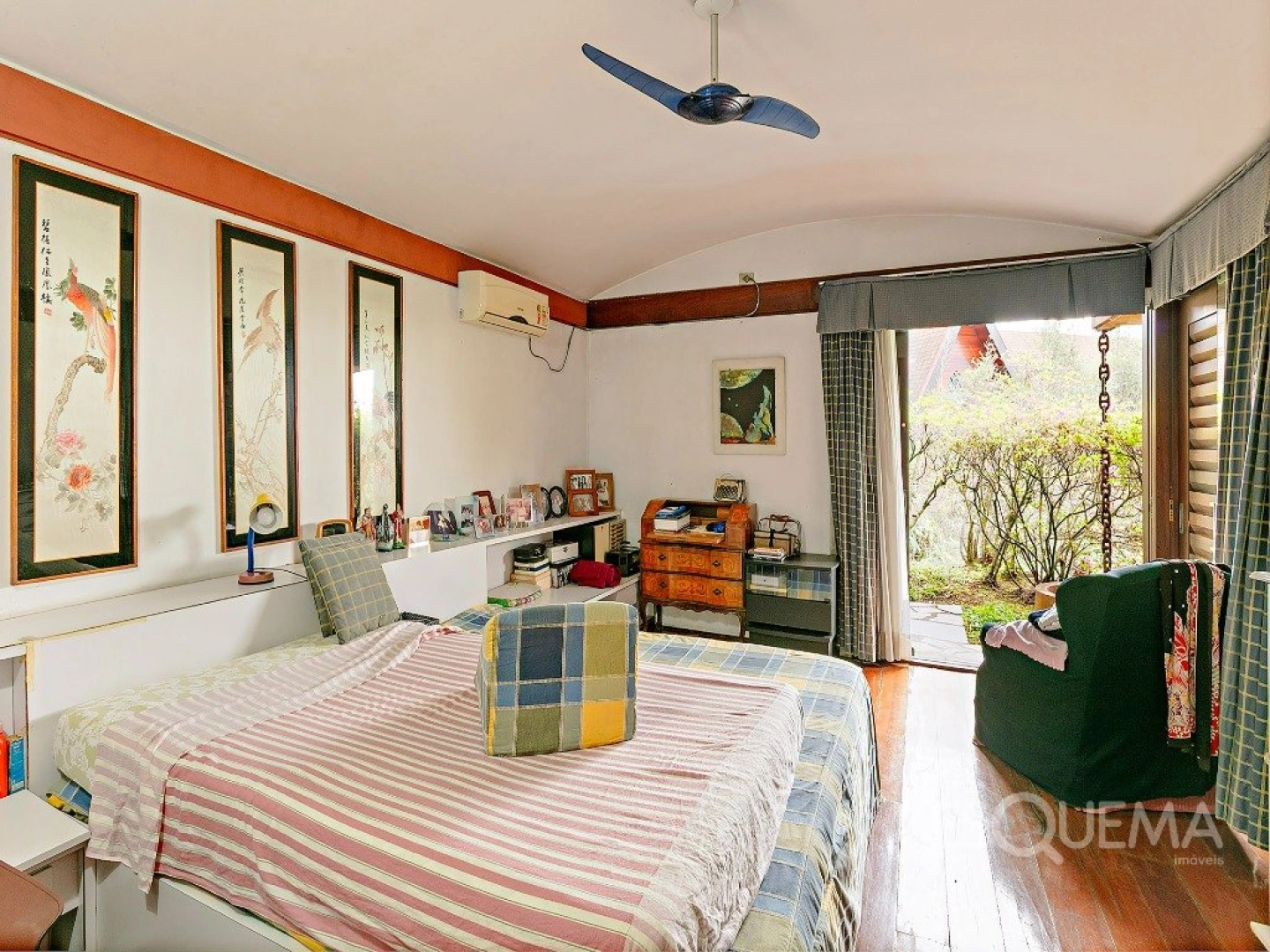 Casa cercada por verde em rua tranquila - Imagem 13