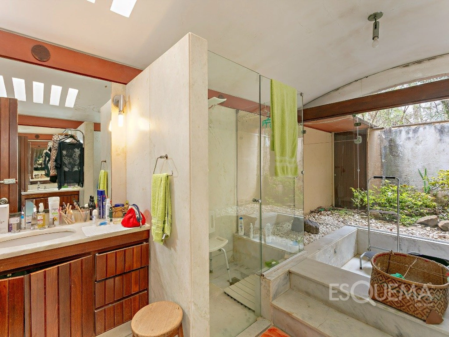 Casa cercada por verde em rua tranquila - Imagem 14