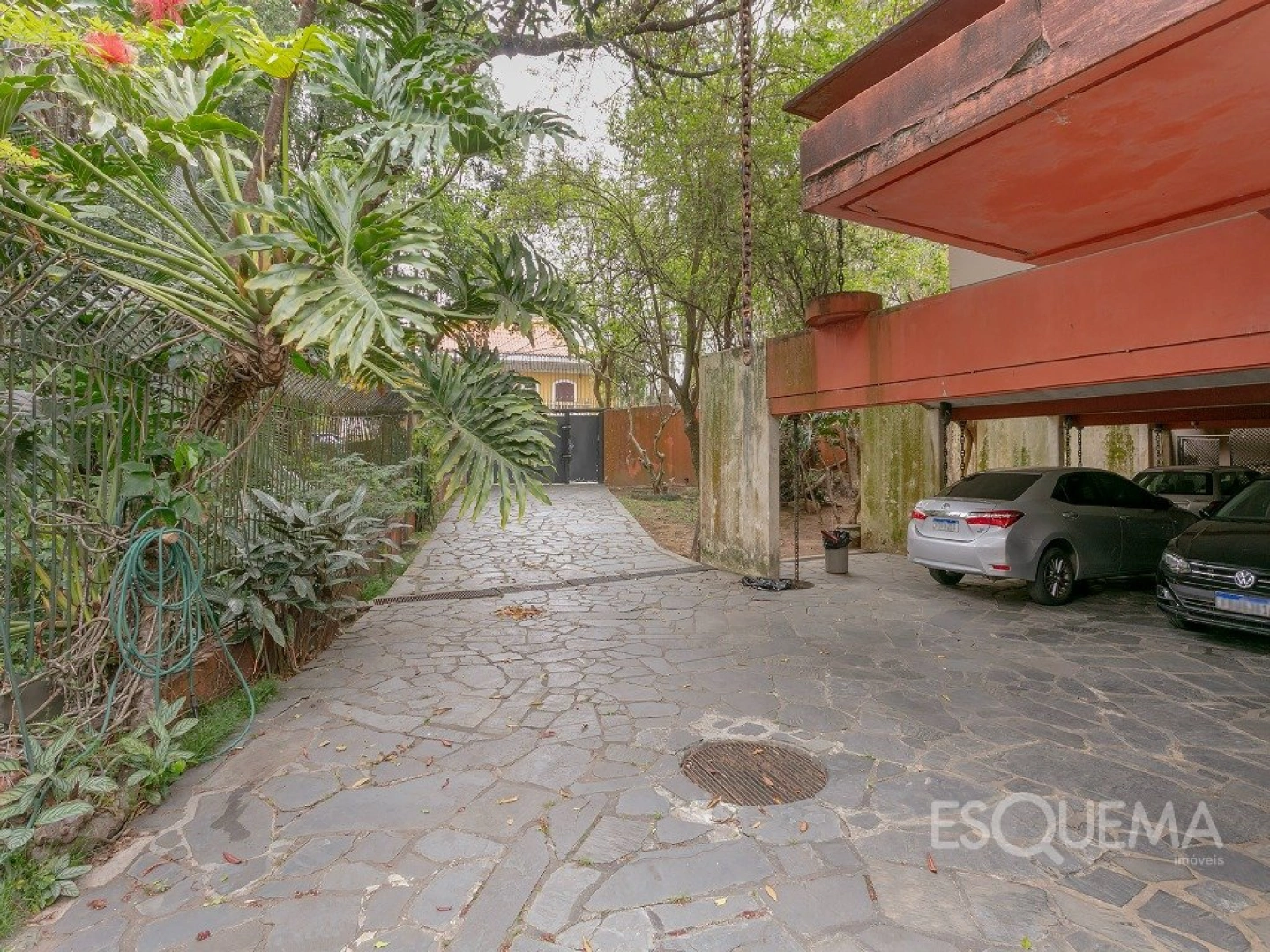 Casa cercada por verde em rua tranquila - Imagem 15