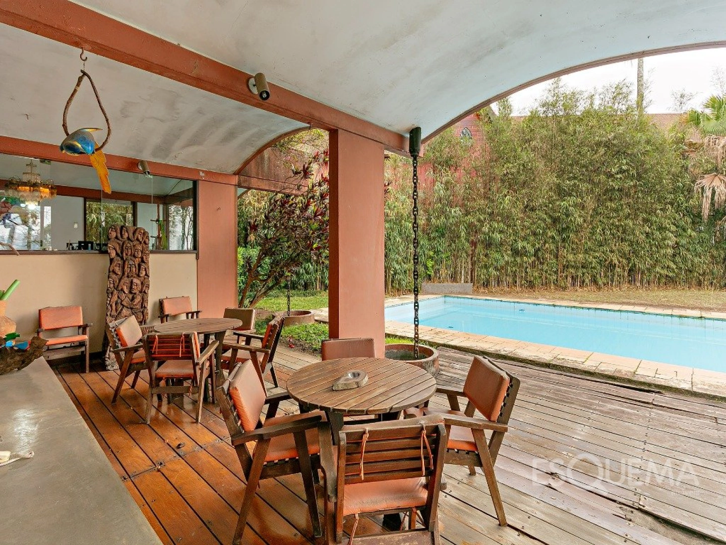 Casa cercada por verde em rua tranquila - Imagem 1