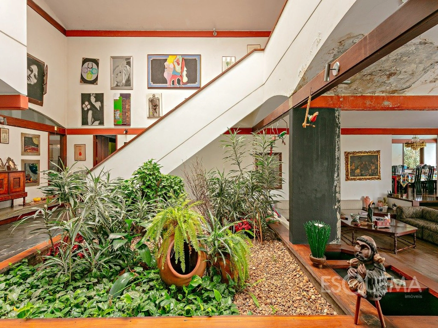 Casa cercada por verde em rua tranquila - Imagem 3