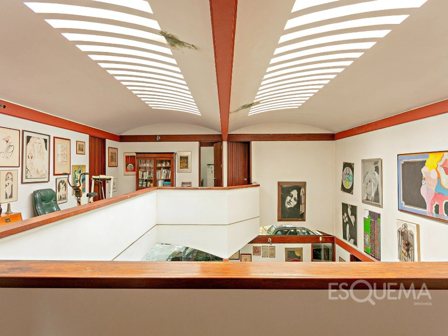 Casa cercada por verde em rua tranquila - Imagem 4