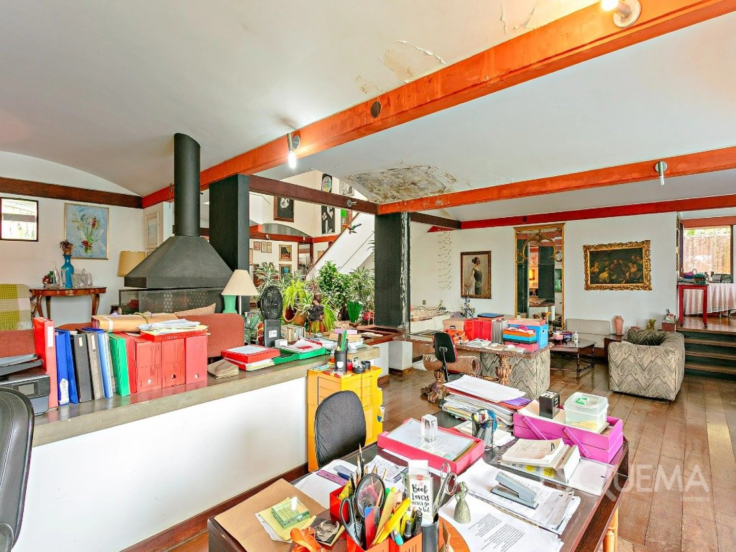 Casa cercada por verde em rua tranquila - Imagem 5