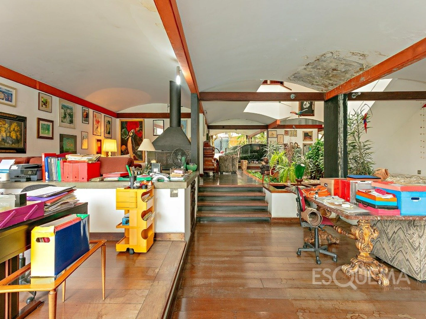 Casa cercada por verde em rua tranquila - Imagem 7