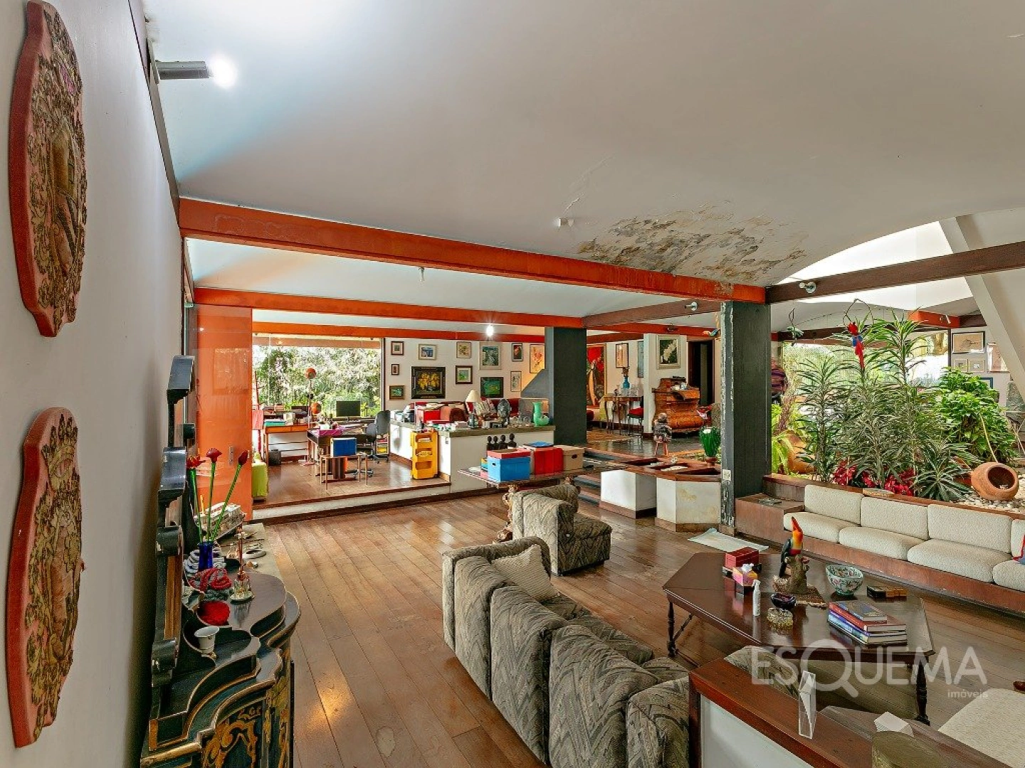 Casa cercada por verde em rua tranquila - Imagem 8