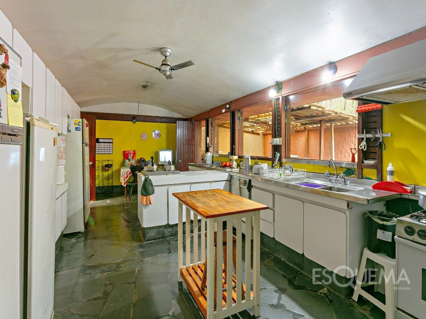 Casa cercada por verde em rua tranquila - Imagem 9