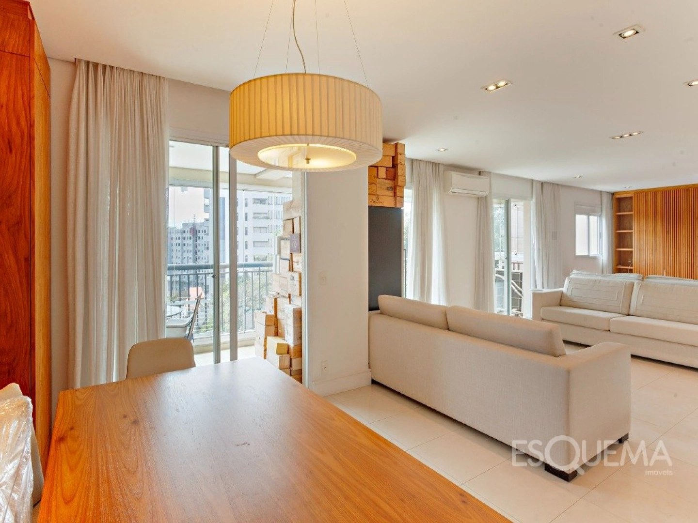 Apartamento em edifício neoclássico com vista aberta no Jardim Guedala - Imagem 1