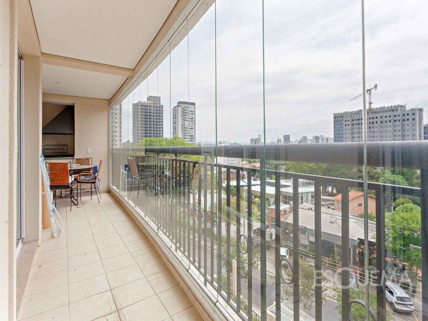 Apartamento em edifício neoclássico com vista aberta no Jardim Guedala - Imagem 3