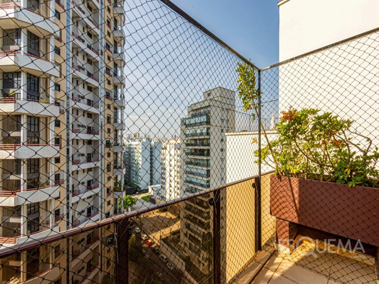 Apartamento em edifício com projeto de Carlos Bratke - Imagem 11
