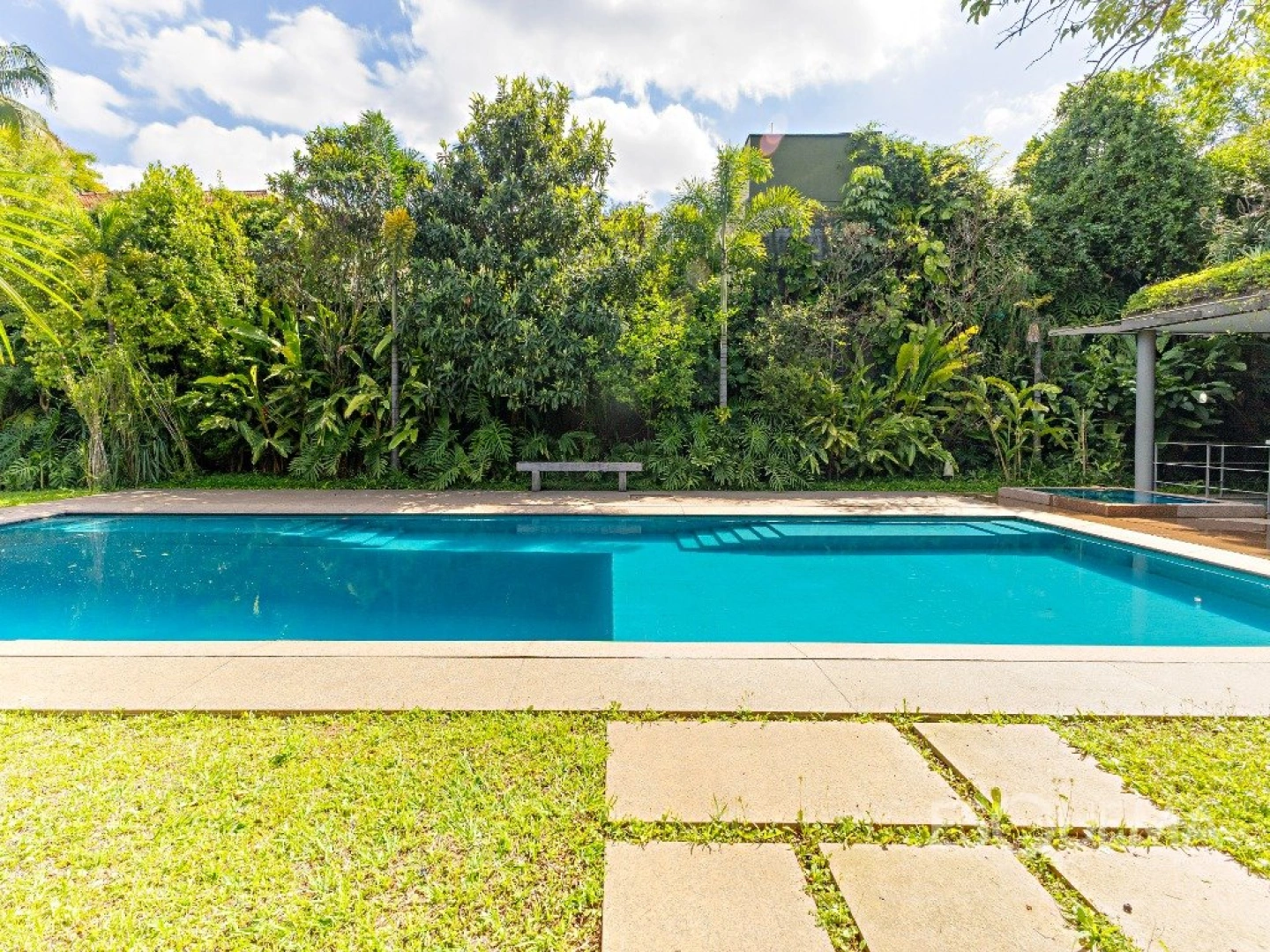 Casa no Jardim Europa com arquitetura, natureza e privacidade em terreno de 1.419 m² - Imagem 2