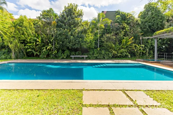 Casa no Jardim Europa com arquitetura, natureza e privacidade em terreno de 1.419 m²