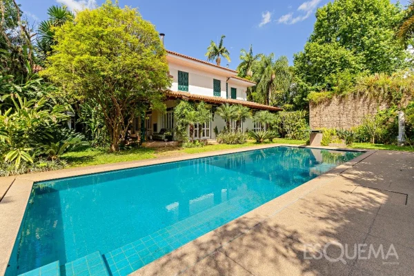 Casa no Jardim Europa com arquitetura, natureza e privacidade em terreno de 1.419 m²