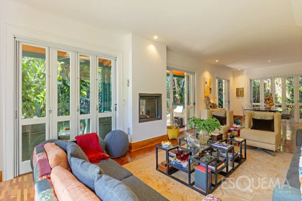 Casa no Jardim Europa com arquitetura, natureza e privacidade em terreno de 1.419 m²