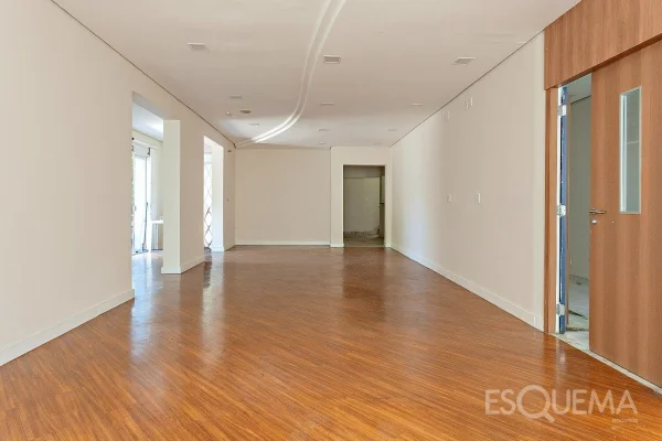 Casa comercial na Avenida Brasil