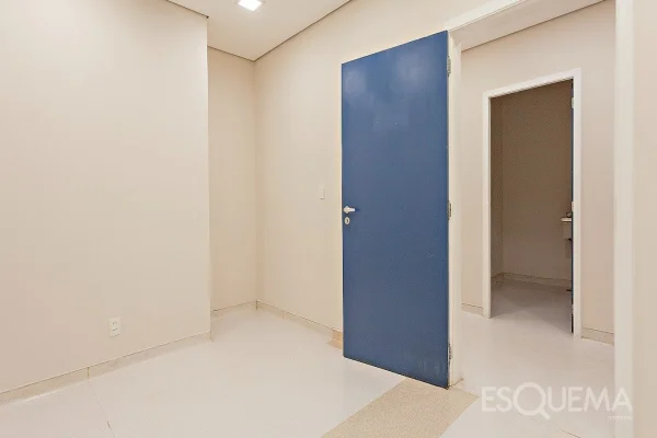 Casa comercial na Avenida Brasil
