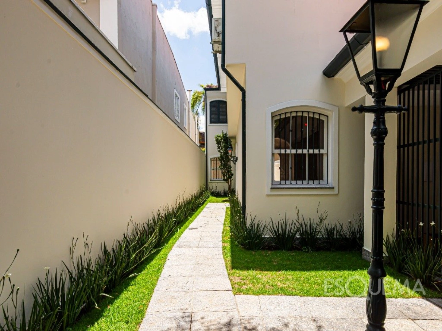 Casa em estilo colonial em rua arborizada e bem posicionada - Imagem 1