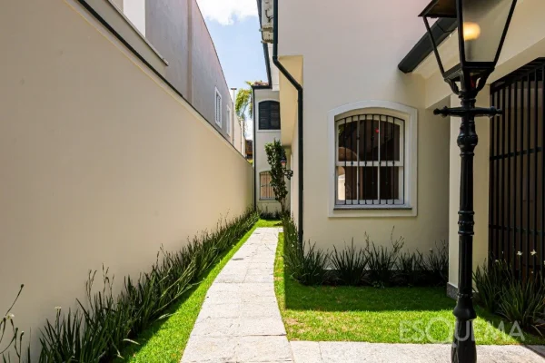Casa em estilo colonial em rua arborizada e bem posicionada