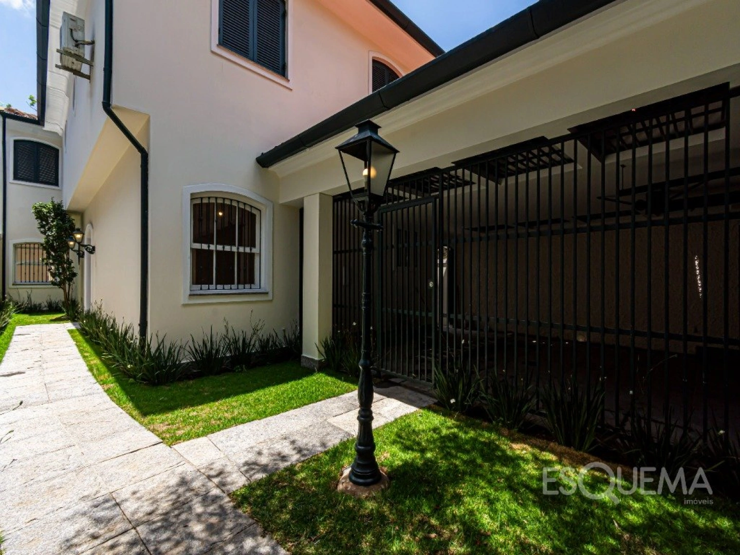 Casa em estilo colonial em rua arborizada e bem posicionada - Imagem 2