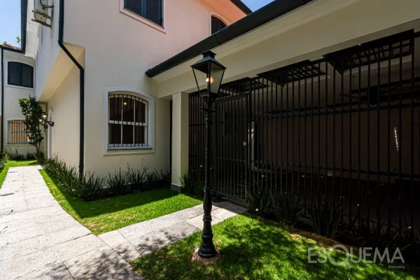 Casa em estilo colonial em rua arborizada e bem posicionada