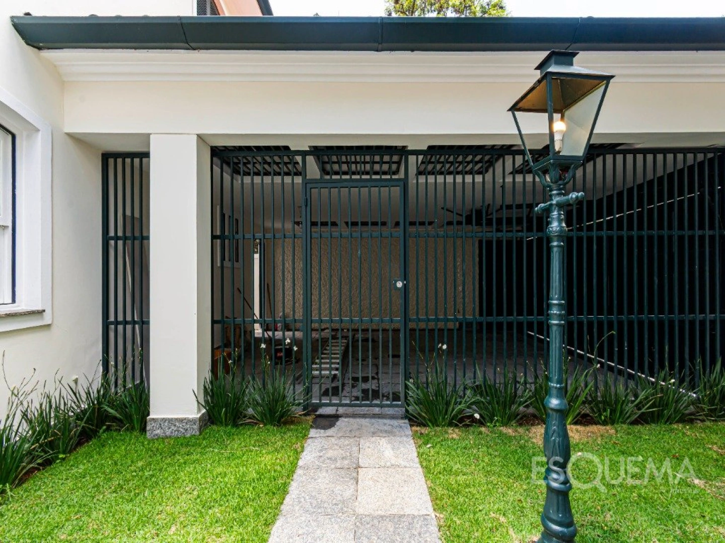 Casa em estilo colonial em rua arborizada e bem posicionada - Imagem 3