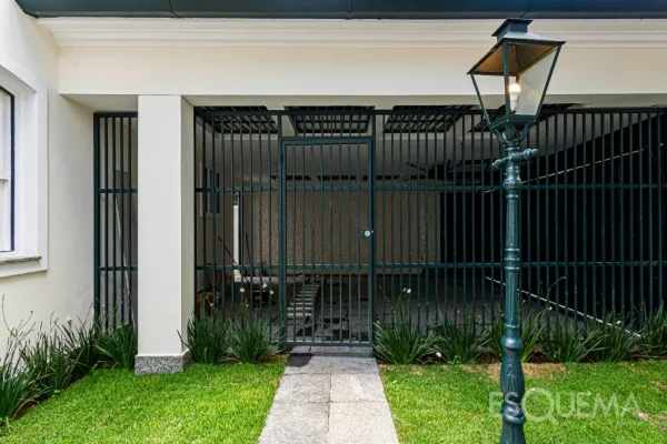 Casa em estilo colonial em rua arborizada e bem posicionada