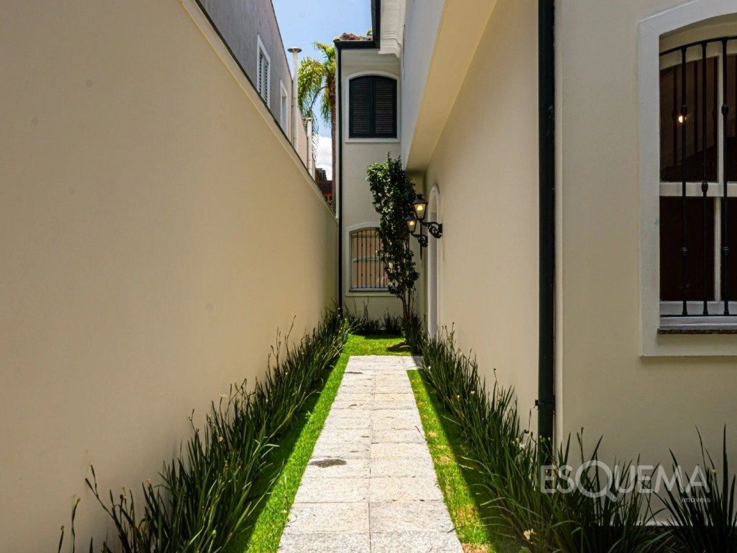 Casa em estilo colonial em rua arborizada e bem posicionada - Imagem 4