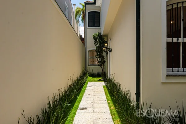 Casa em estilo colonial em rua arborizada e bem posicionada