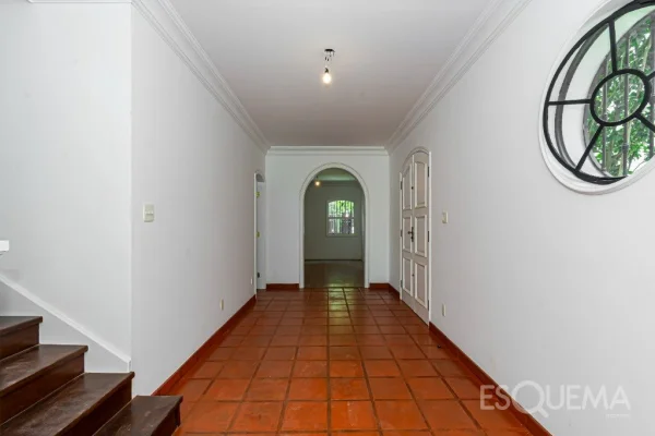 Casa em estilo colonial em rua arborizada e bem posicionada