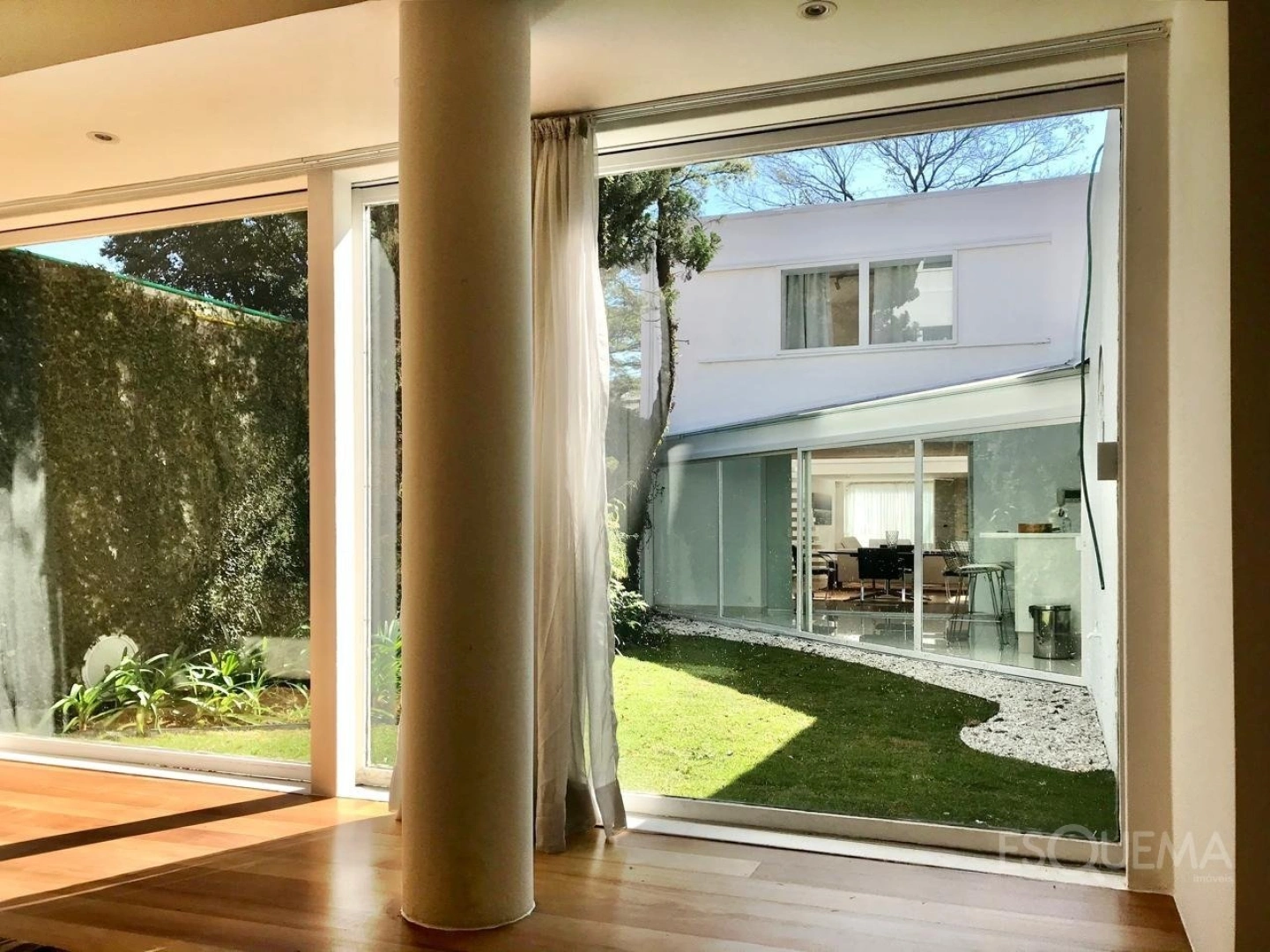 Casa reformada com pé-direito duplo próxima à Avenida Faria Lima - Imagem 1