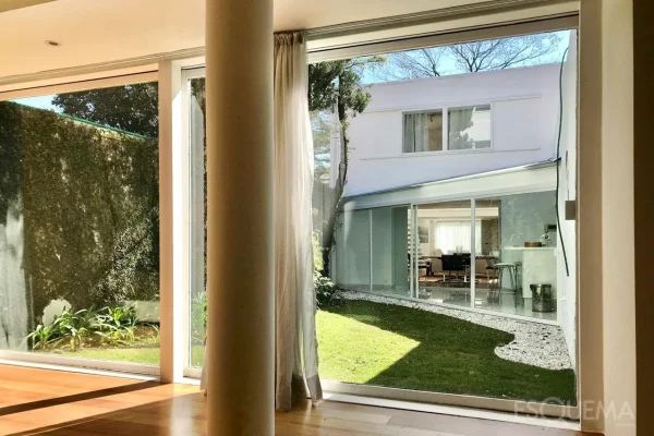 Casa reformada com pé-direito duplo próxima à Avenida Faria Lima