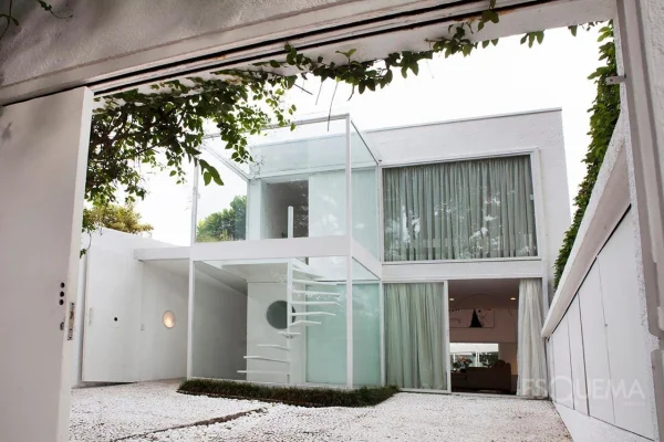 Casa reformada com pé-direito duplo próxima à Avenida Faria Lima