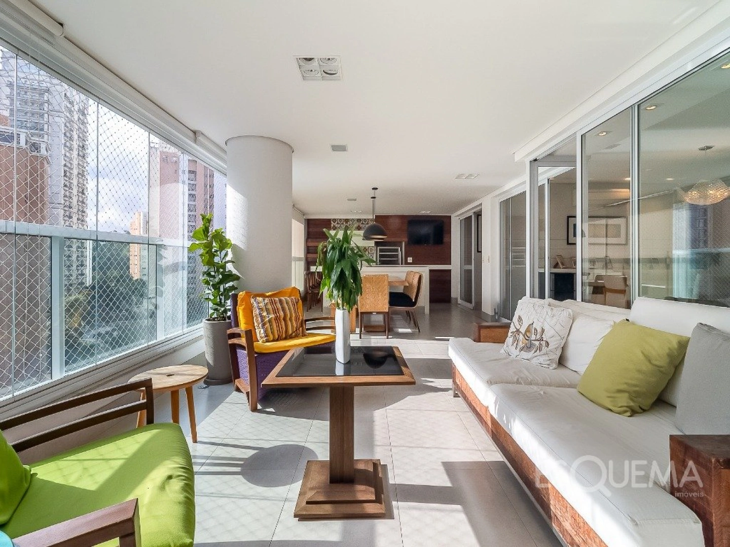 Apartamento iluminado com varanda ampla e atmosfera leve em Moema - Imagem 1