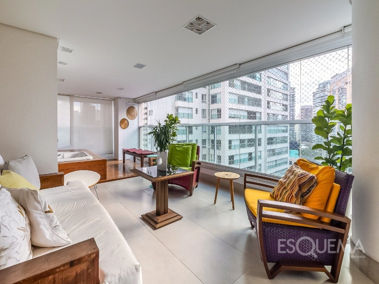 Apartamento iluminado com varanda ampla e atmosfera leve em Moema - Imagem 2