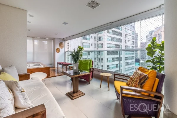 Apartamento iluminado com varanda ampla e atmosfera leve em Moema