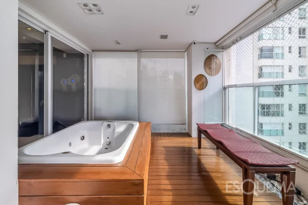 Apartamento iluminado com varanda ampla e atmosfera leve em Moema