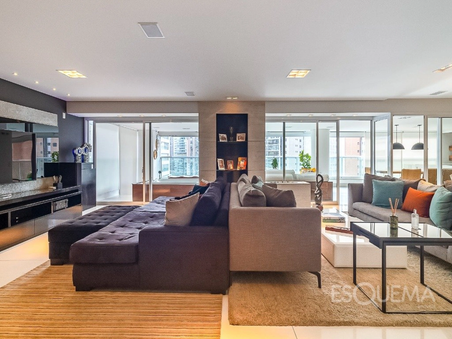 Apartamento iluminado com varanda ampla e atmosfera leve em Moema - Imagem 4