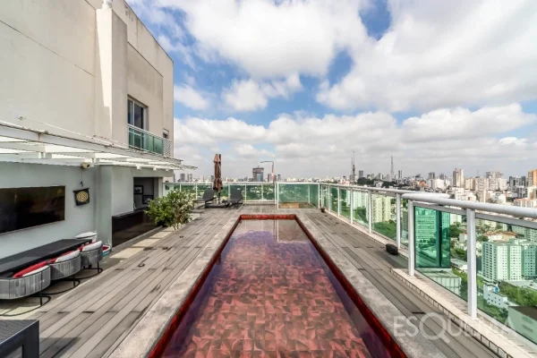 Cobertura mobiliada com piscina aquecida e vista panorâmica em Perdizes