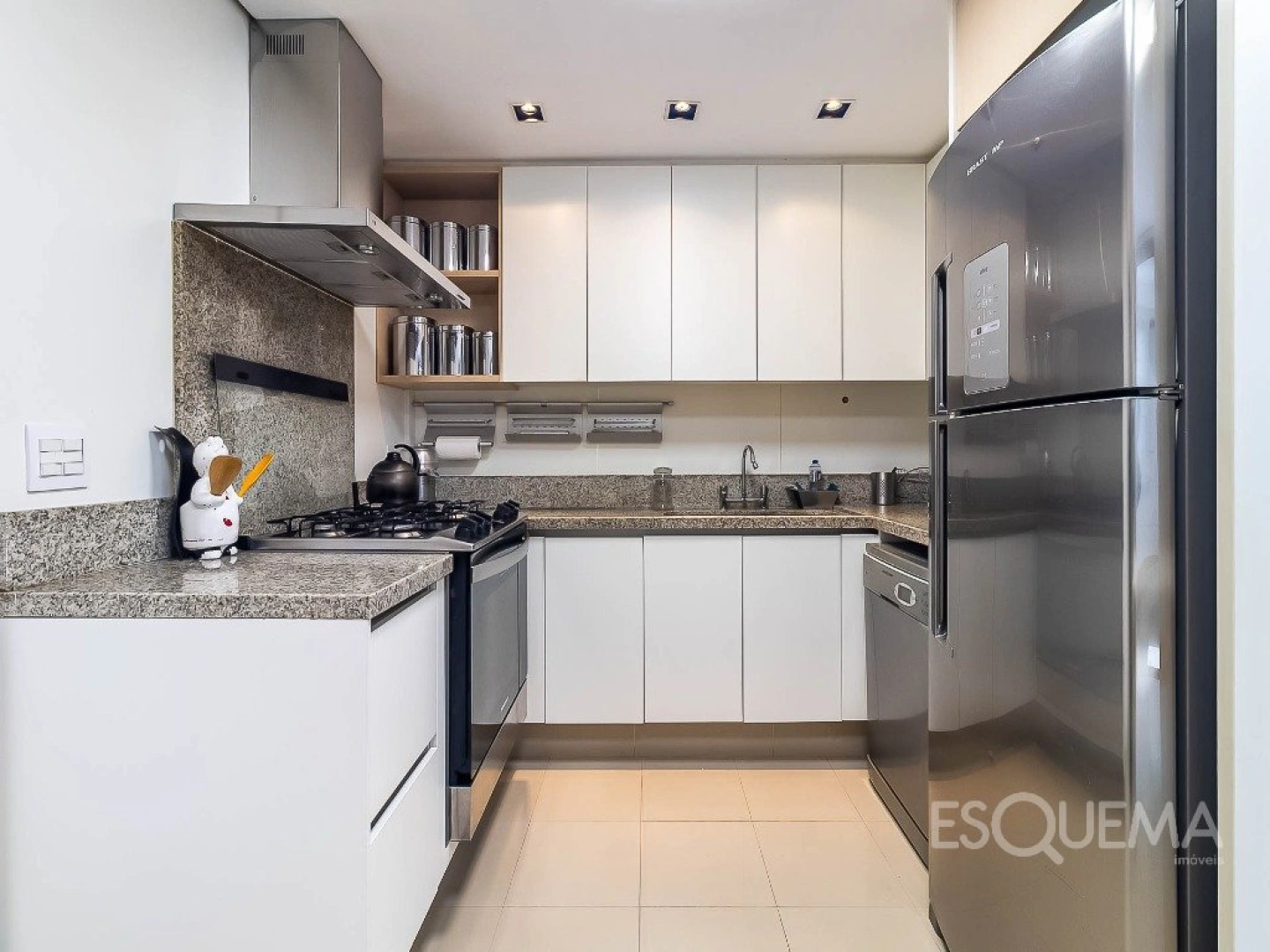 Apartamento reformado com varanda entre as copas no Alto de Pinheiros - Imagem 12