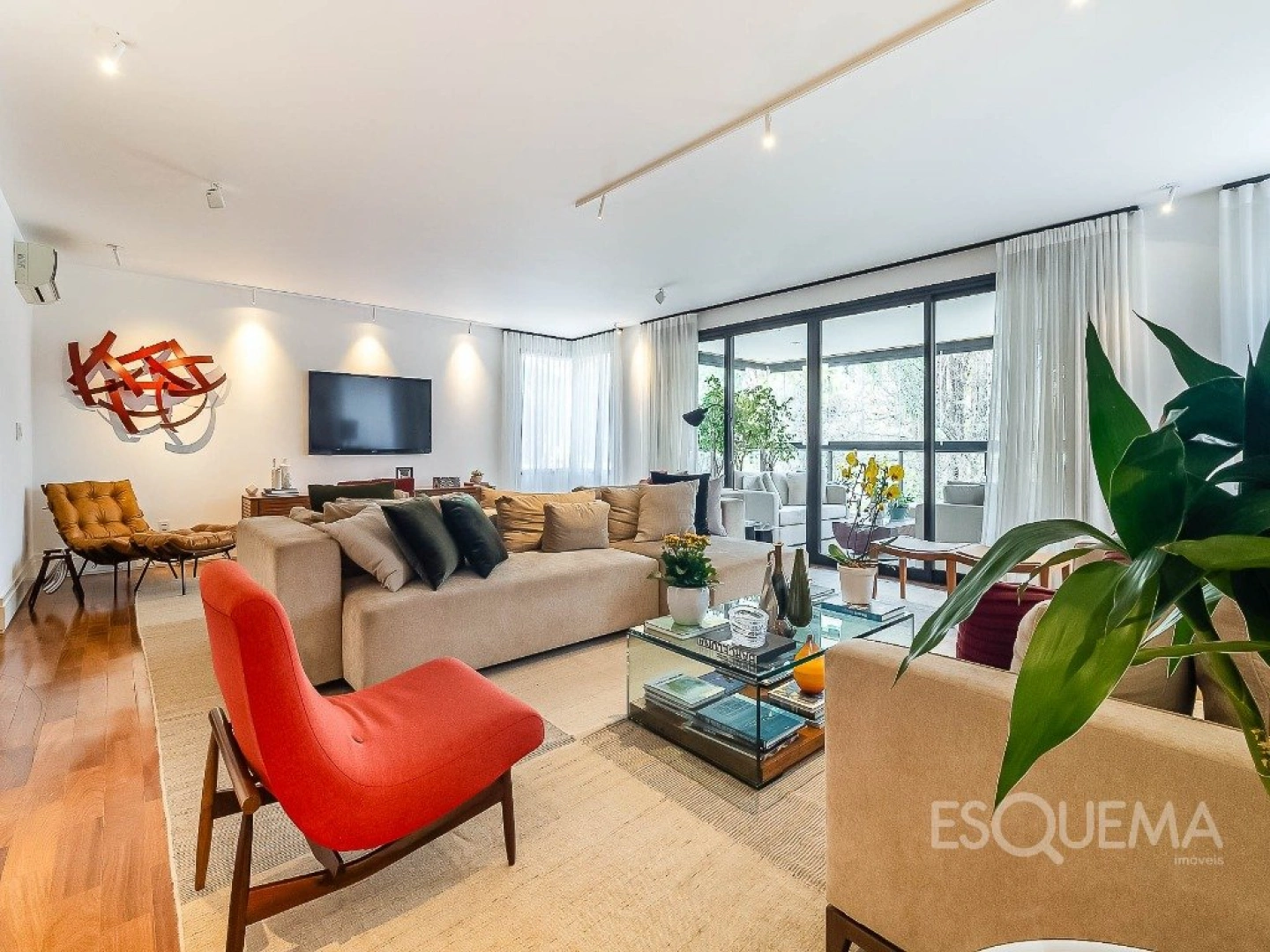 Apartamento reformado com varanda entre as copas no Alto de Pinheiros - Imagem 1