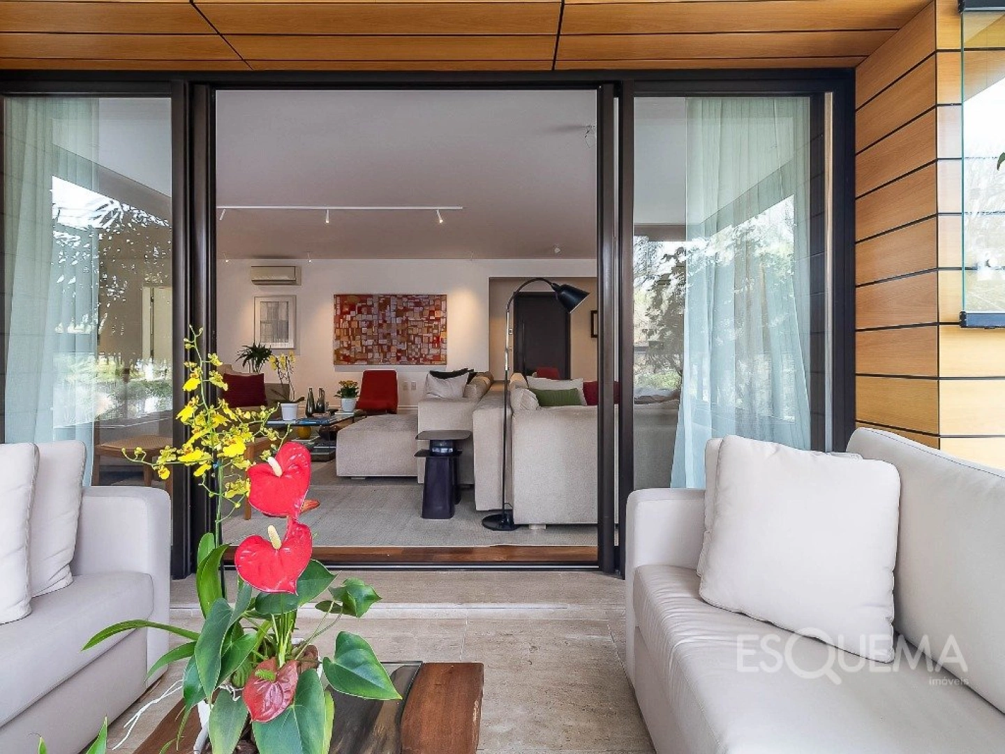 Apartamento reformado com varanda entre as copas no Alto de Pinheiros - Imagem 3