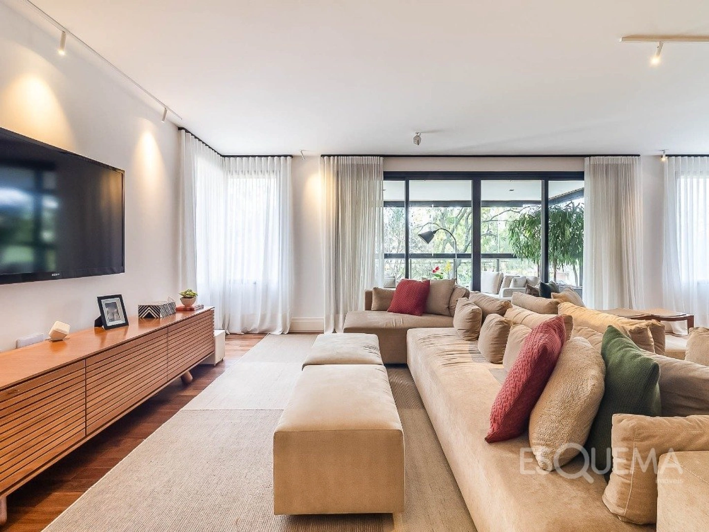 Apartamento reformado com varanda entre as copas no Alto de Pinheiros - Imagem 5