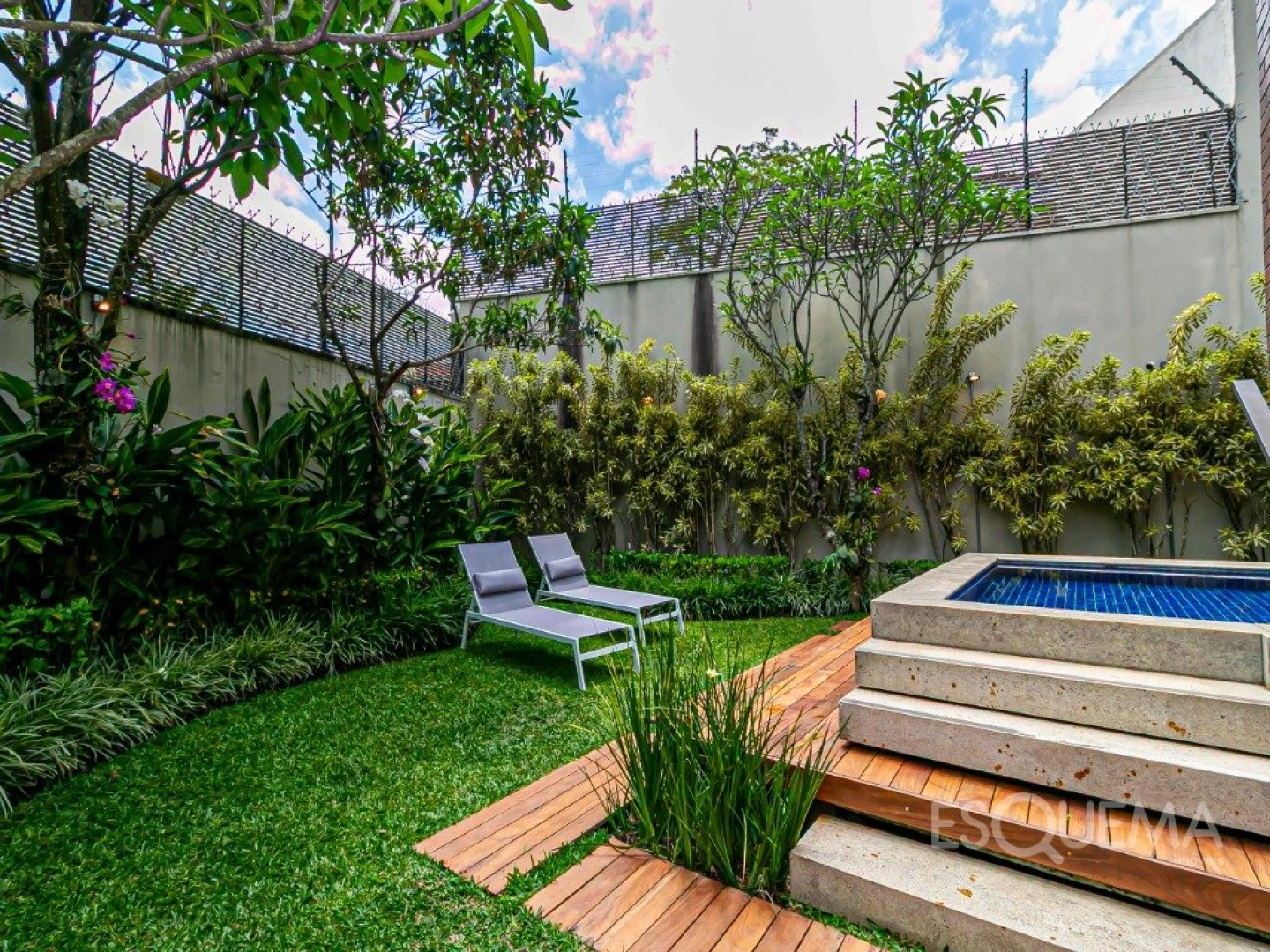 Casa contemporânea com jardim e piscina aquecida - Imagem 1