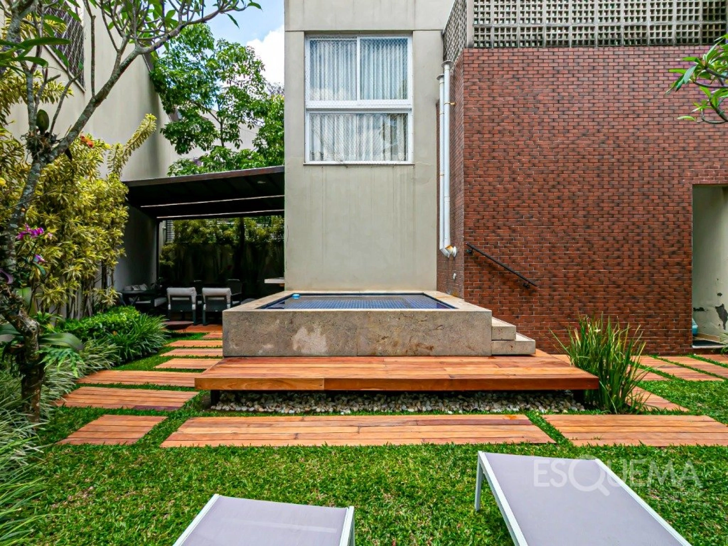 Casa contemporânea com jardim e piscina aquecida - Imagem 2