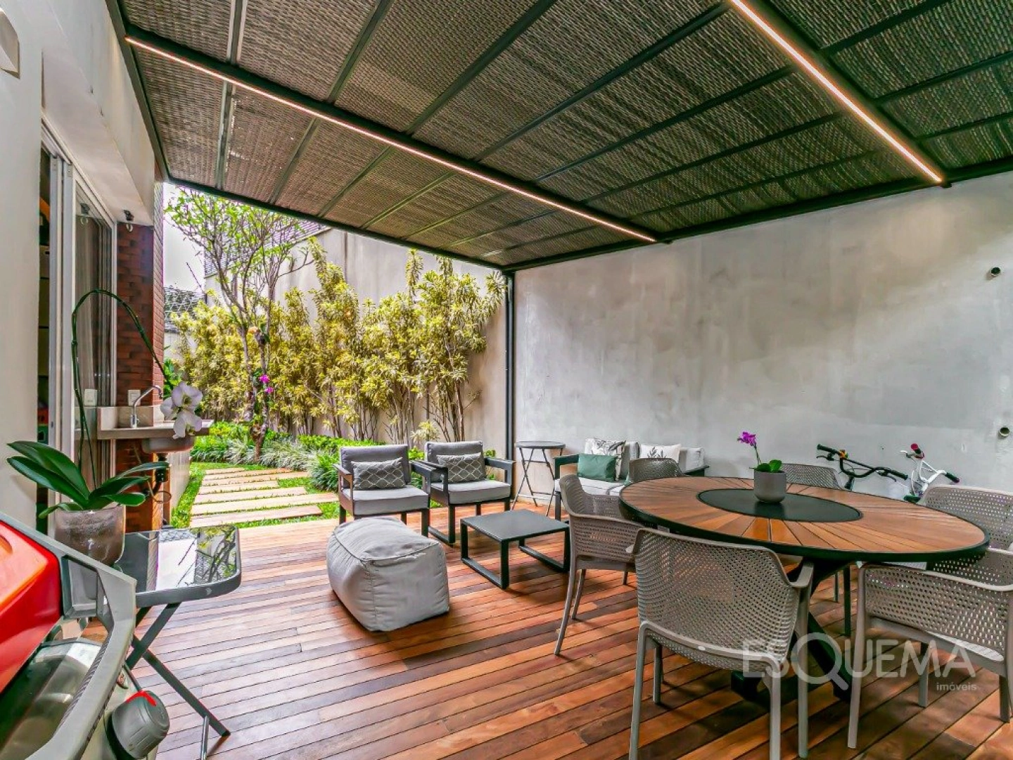 Casa contemporânea com jardim e piscina aquecida - Imagem 3