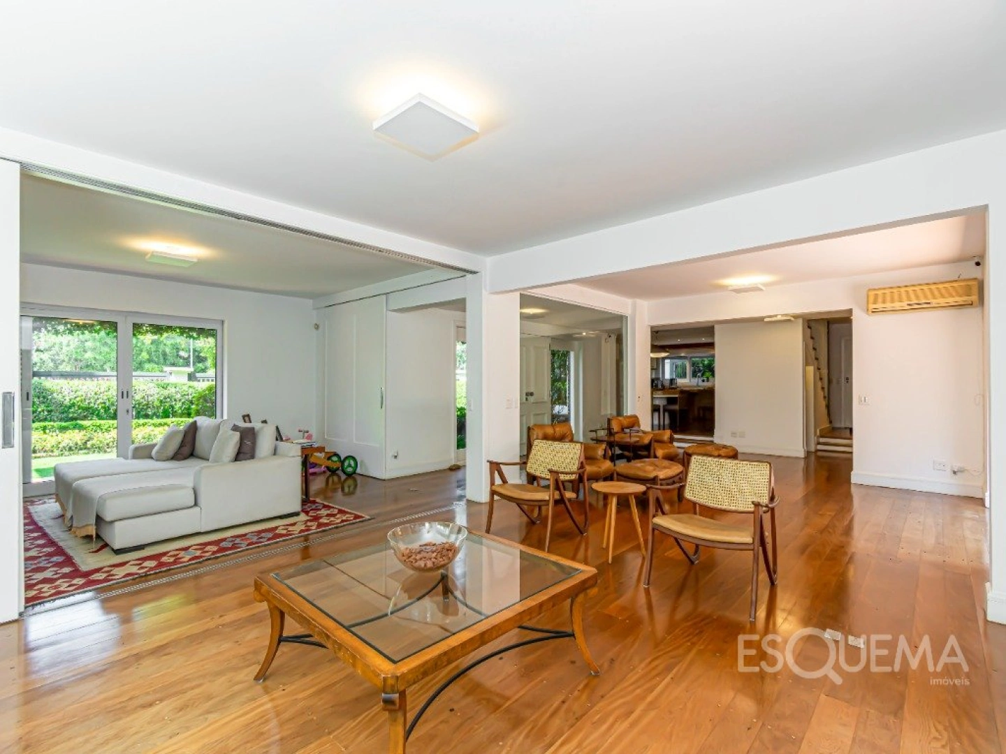 Casa com projeto de Marcos Tomanik em rua plana e arborizada - Imagem 11